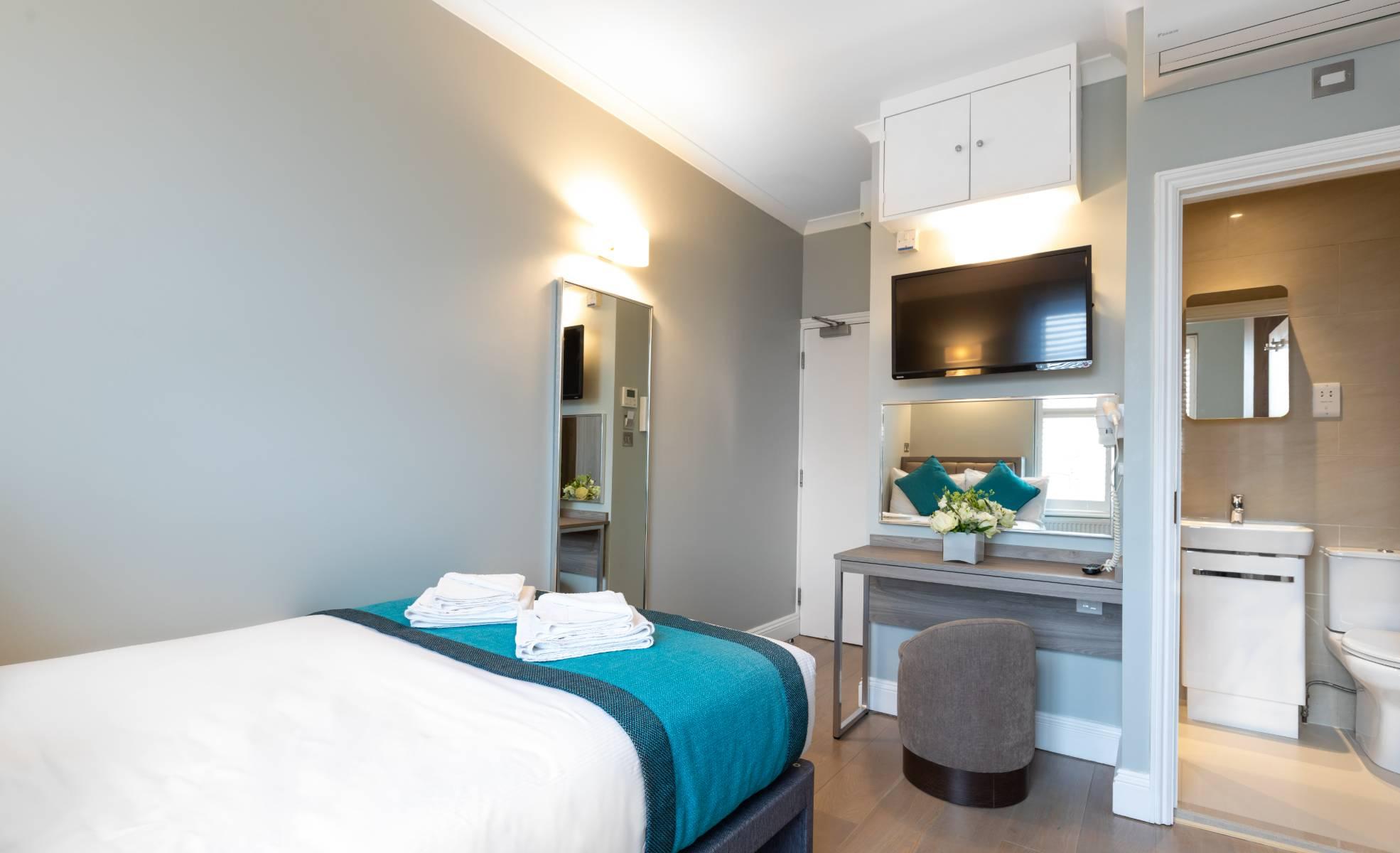 Petite Studio Apartment  SW1 Apartments London