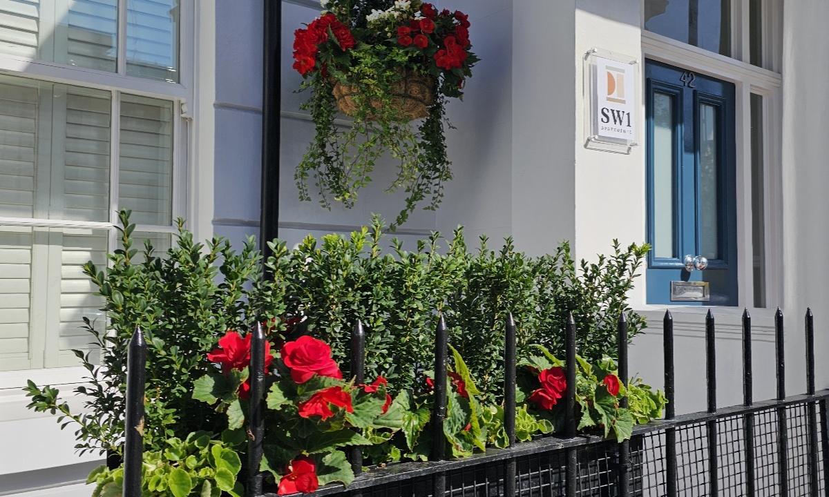 Front porche SW1 Apartments London Front porche SW1 Apartments London